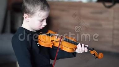 把手拿着小提琴。 提着小提琴的小男孩。 小男孩拉小提琴，天才小提琴演奏家